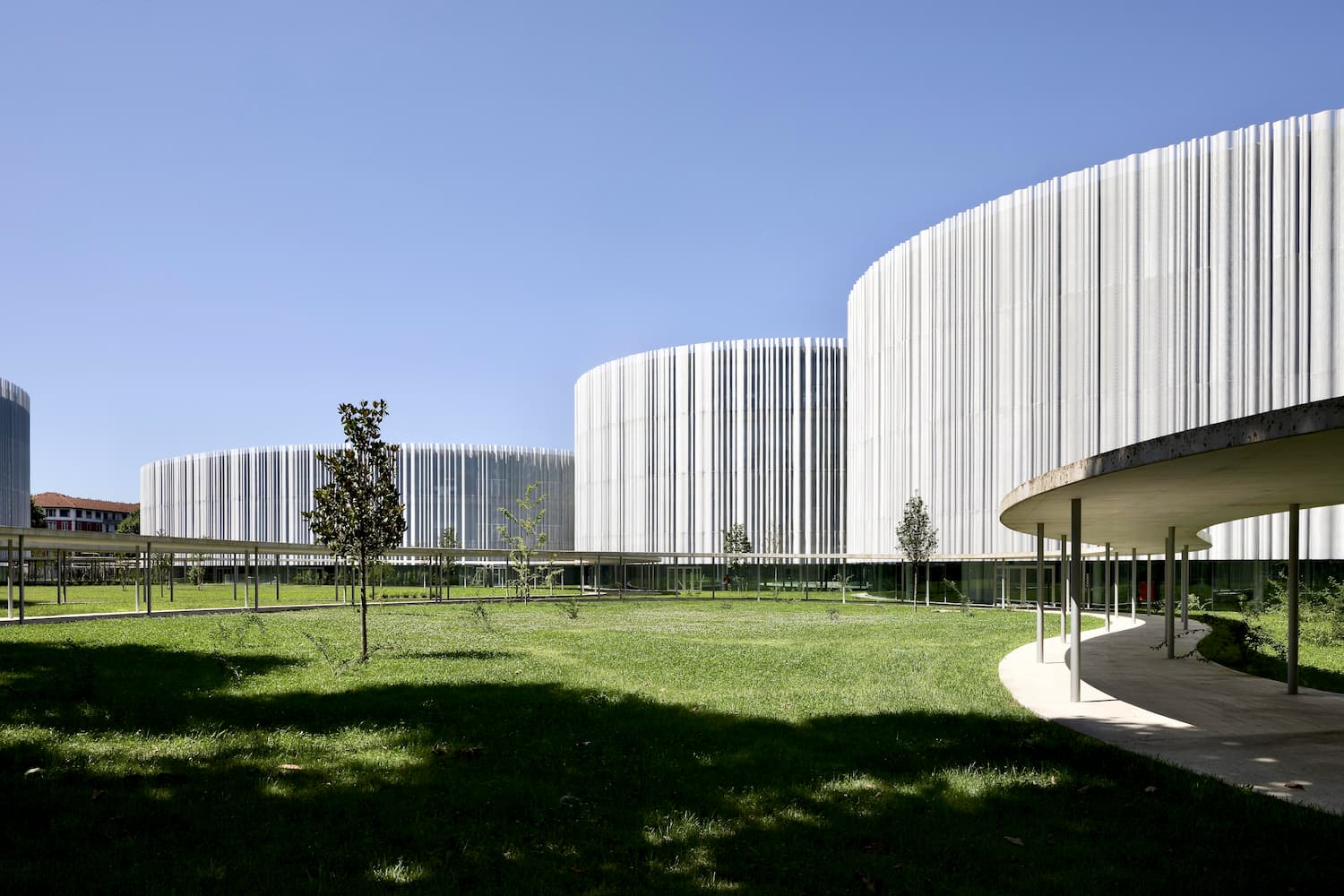 Facciata Campus Bocconi a Milano 