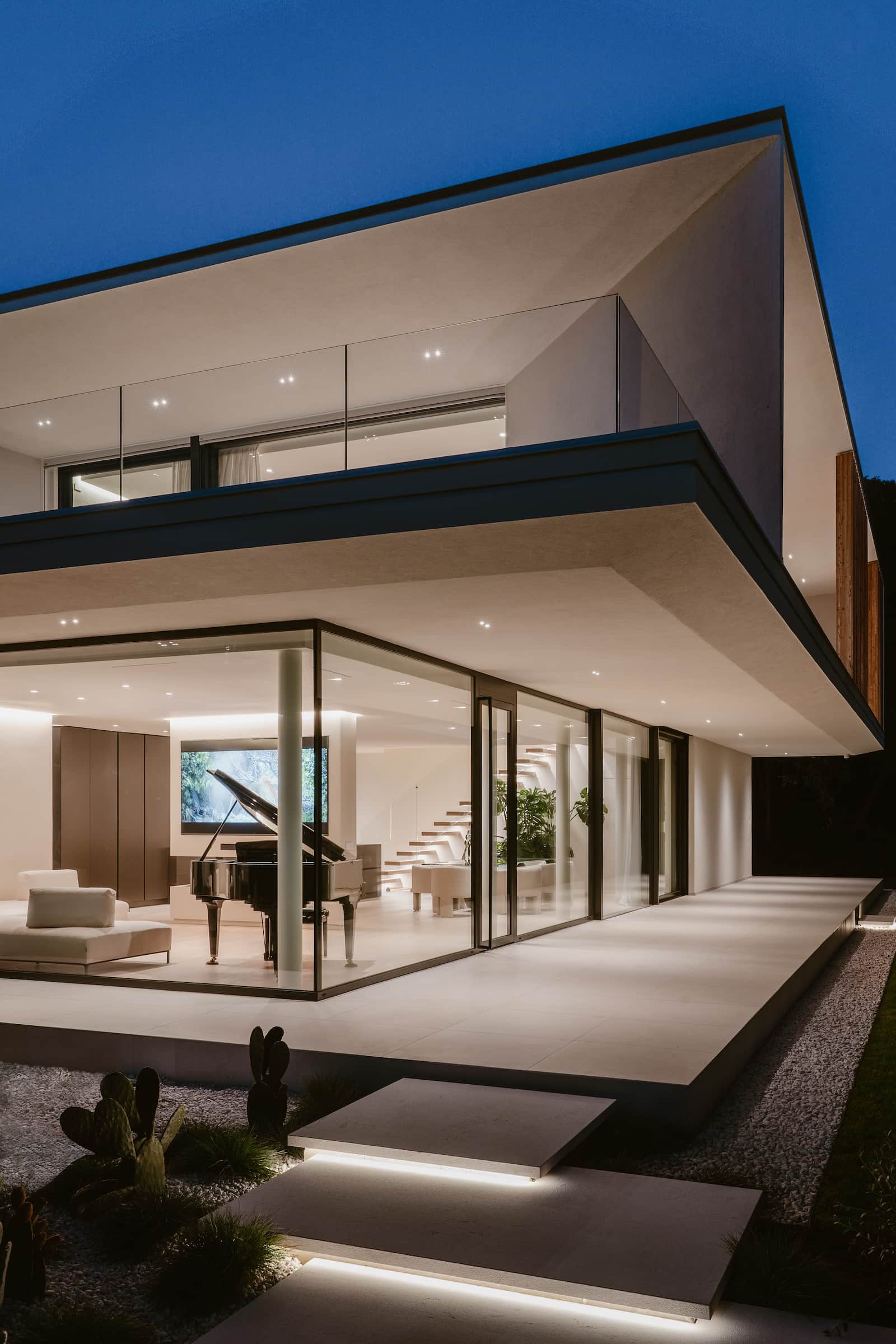 F+C House - interni con scala sospesa