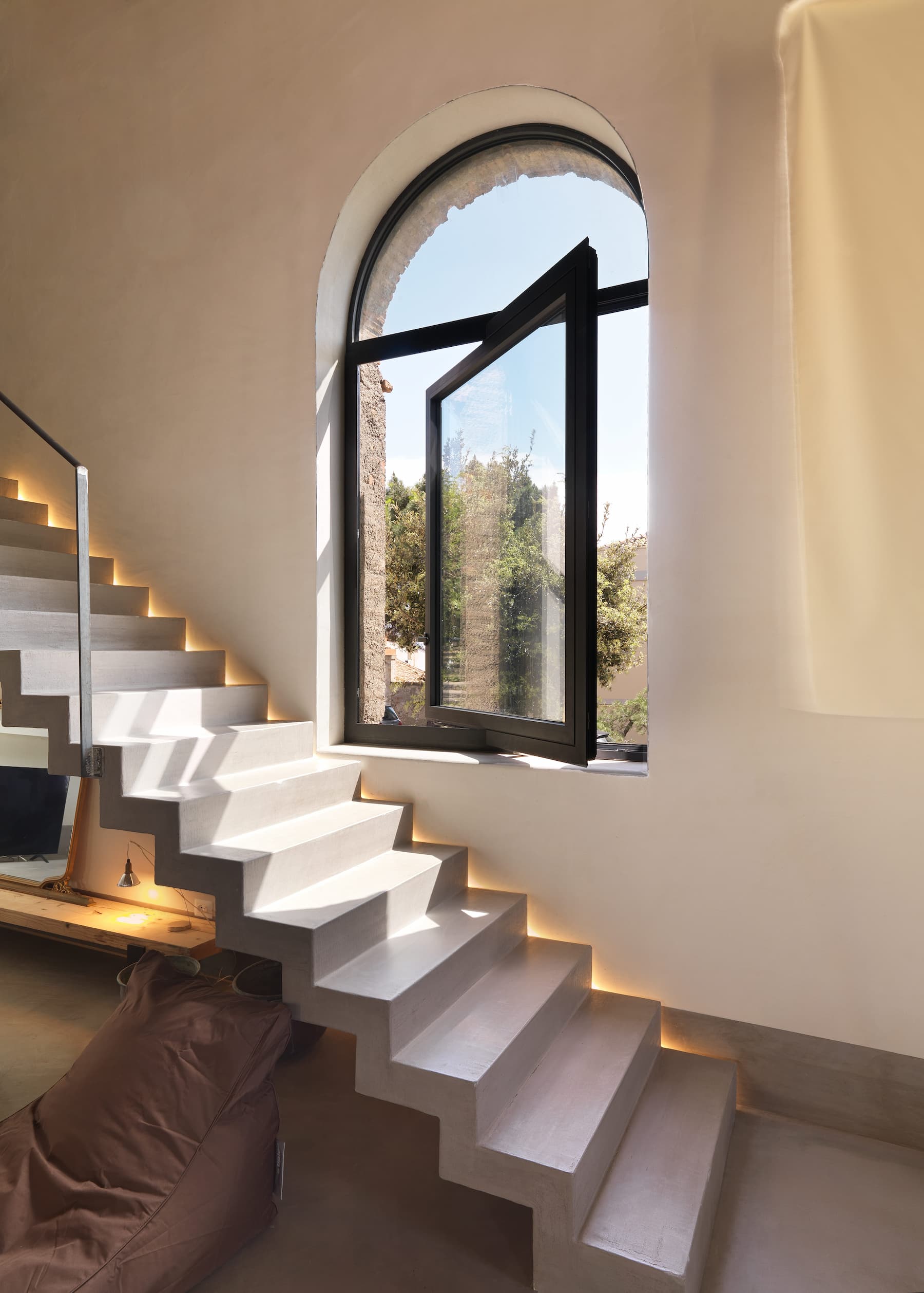 Finestre a bilico verticale: innovazione e design 3 Villa Federica: finestra con apertura verticale