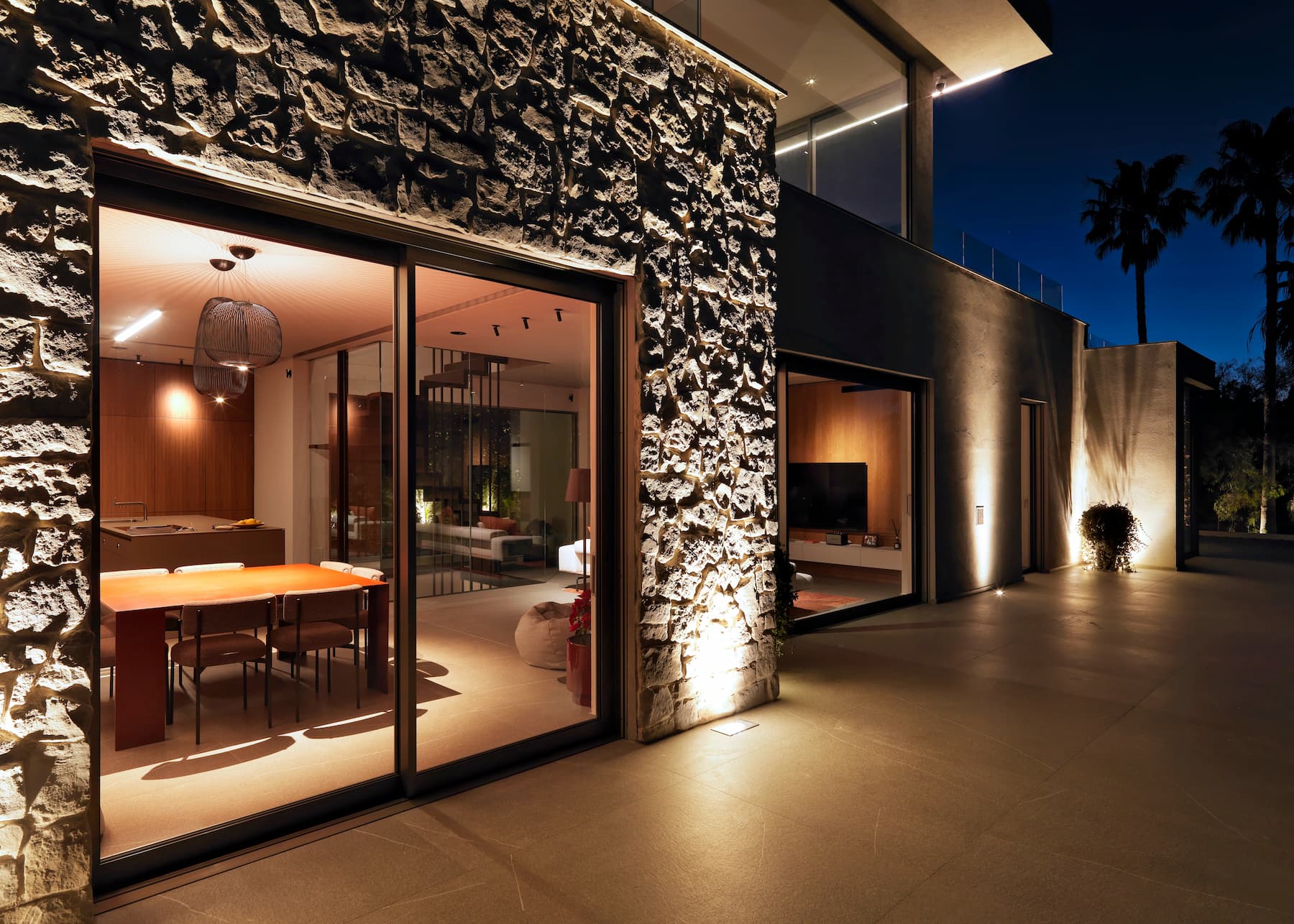 Villa G: osservare il paesaggio immergendosi in esso 4 Villa G - infissi con finiture in bronzo