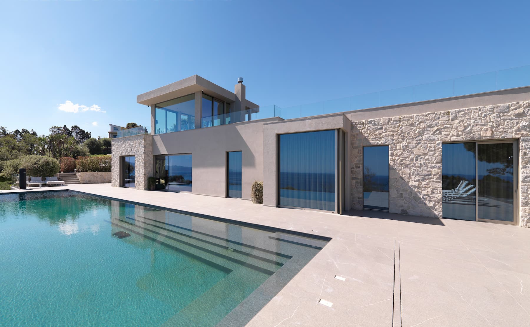 Villa G: osservare il paesaggio immergendosi in esso 3 Villa G - infissi con telaio a scomparsa
